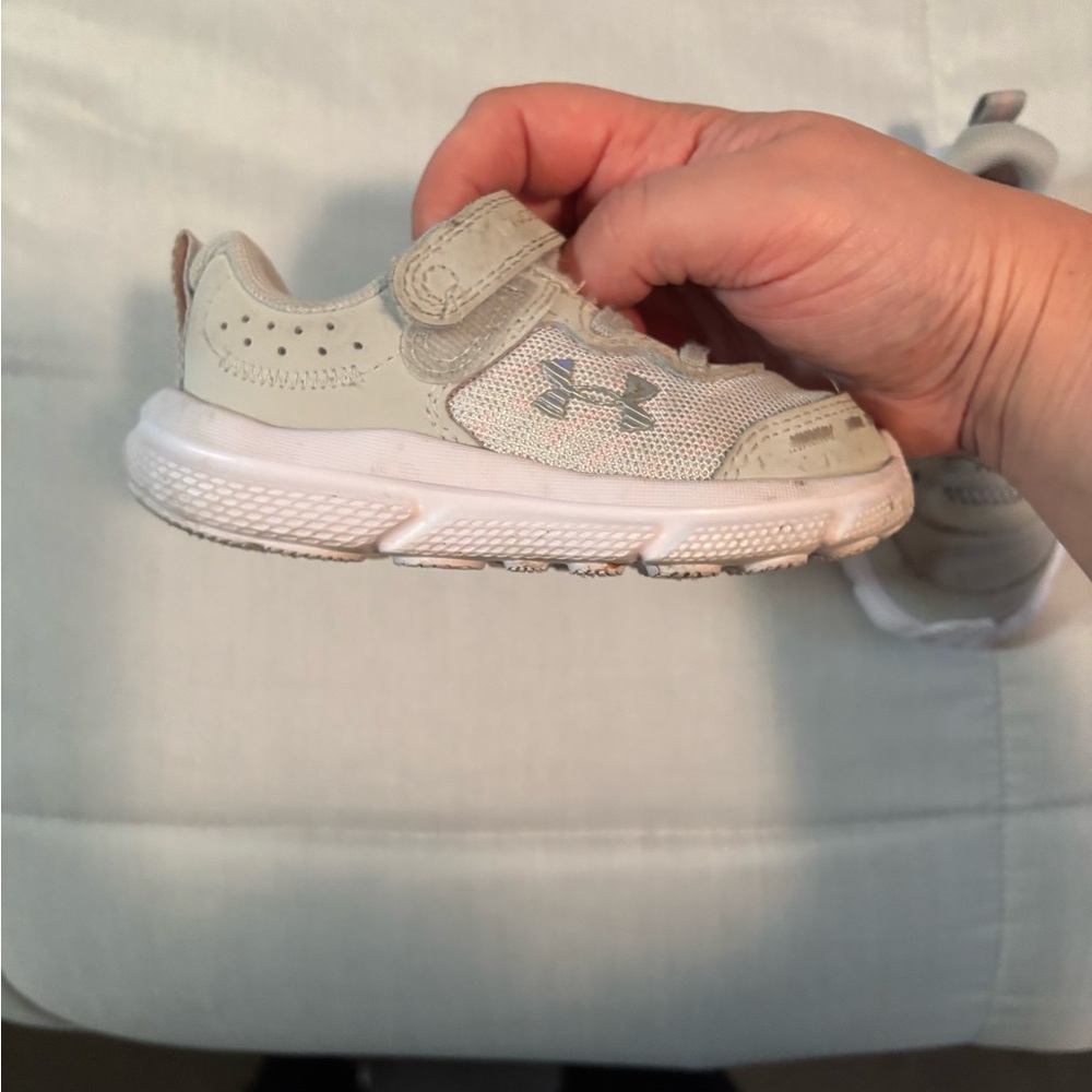 Toddler 7 girls UA sneakers